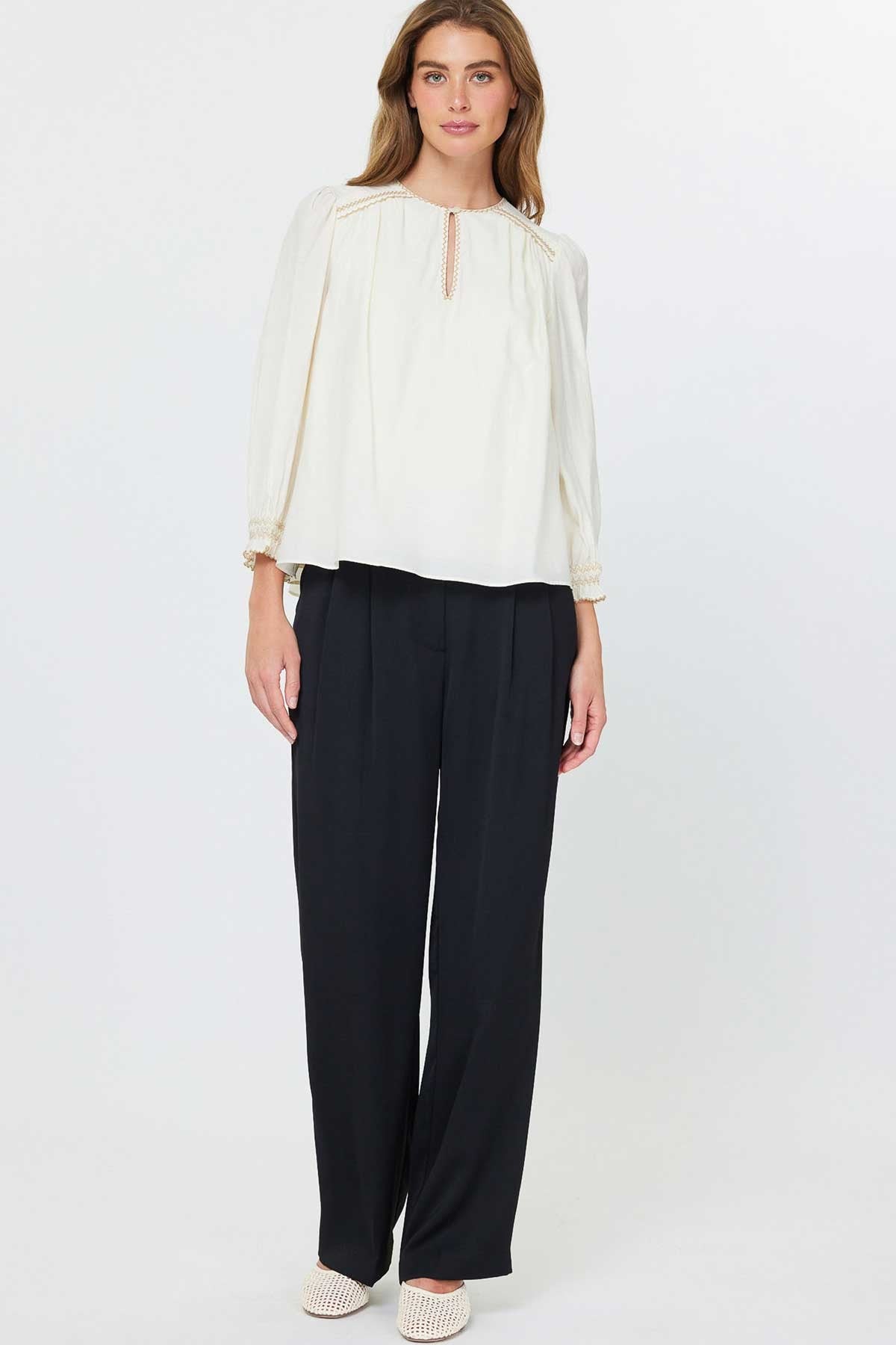 EMBROIDERED KEYHOLE PEASANT BLOUSE