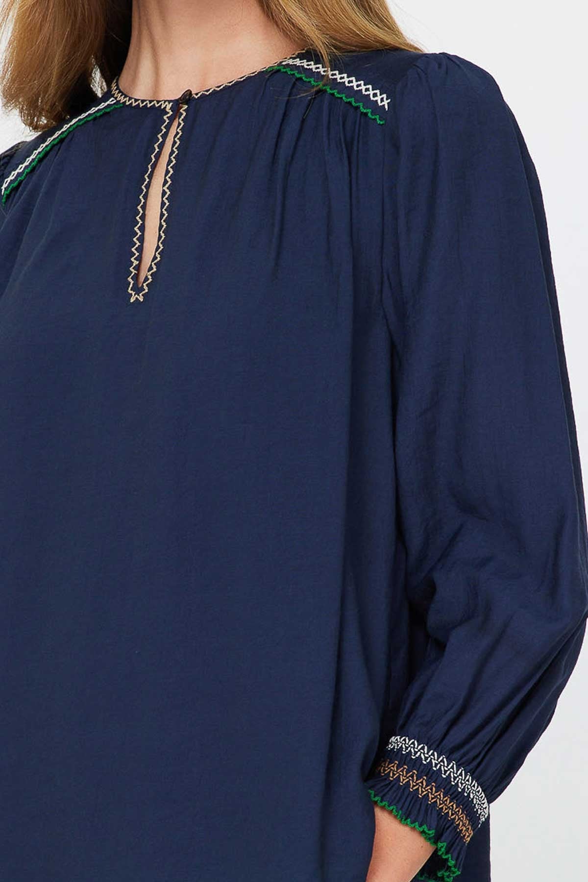 EMBROIDERED KEYHOLE PEASANT BLOUSE