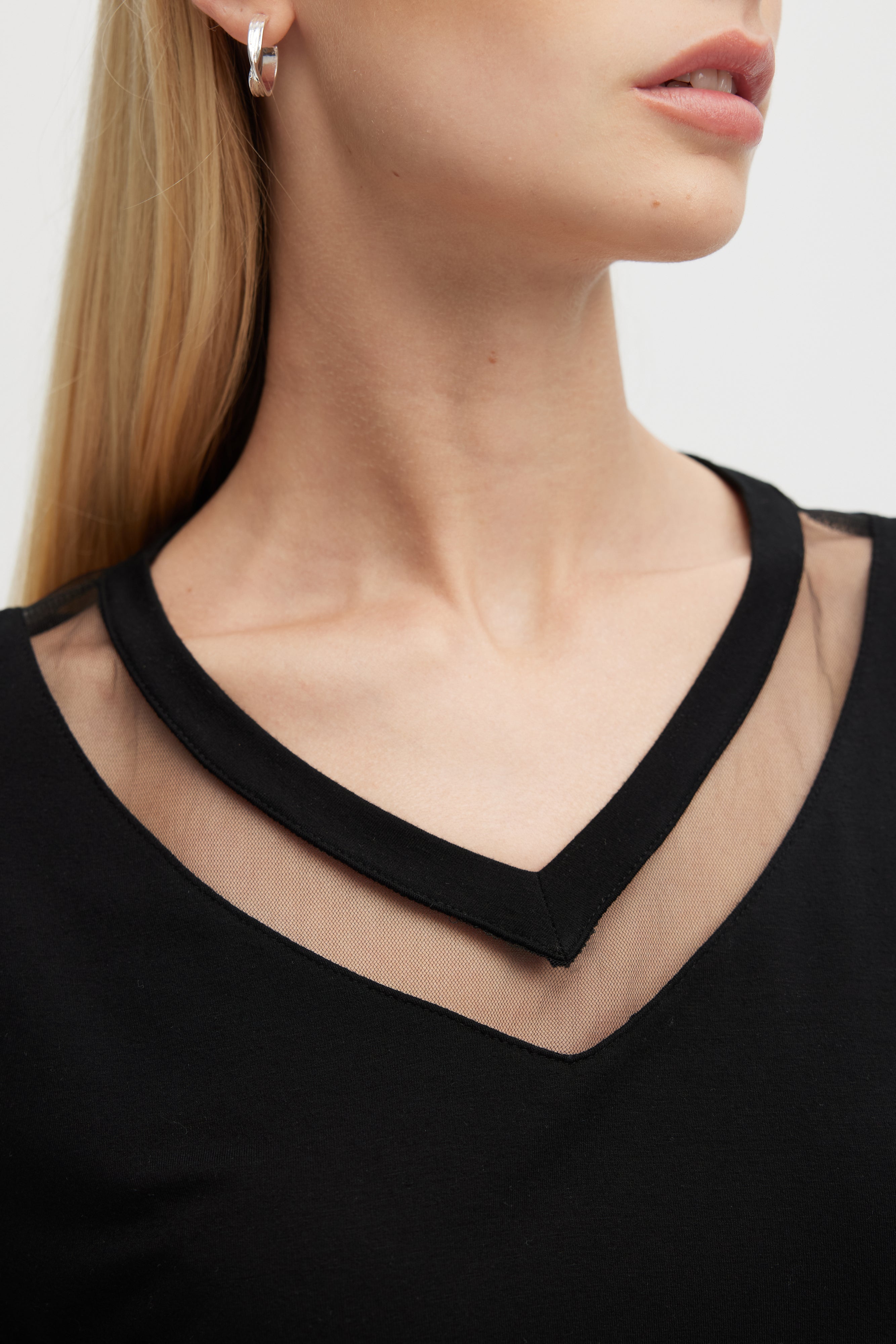 TULLE INSERTS V-NECK TEE