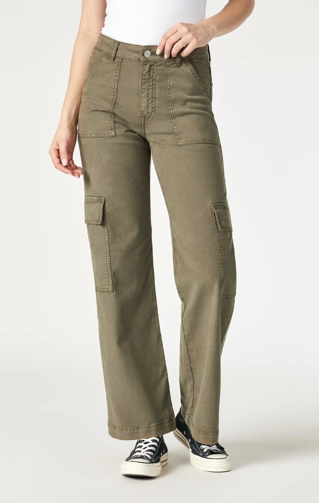 model wearing mavi jeans alva cargo pants in capers luxe twill, shown from the waist down