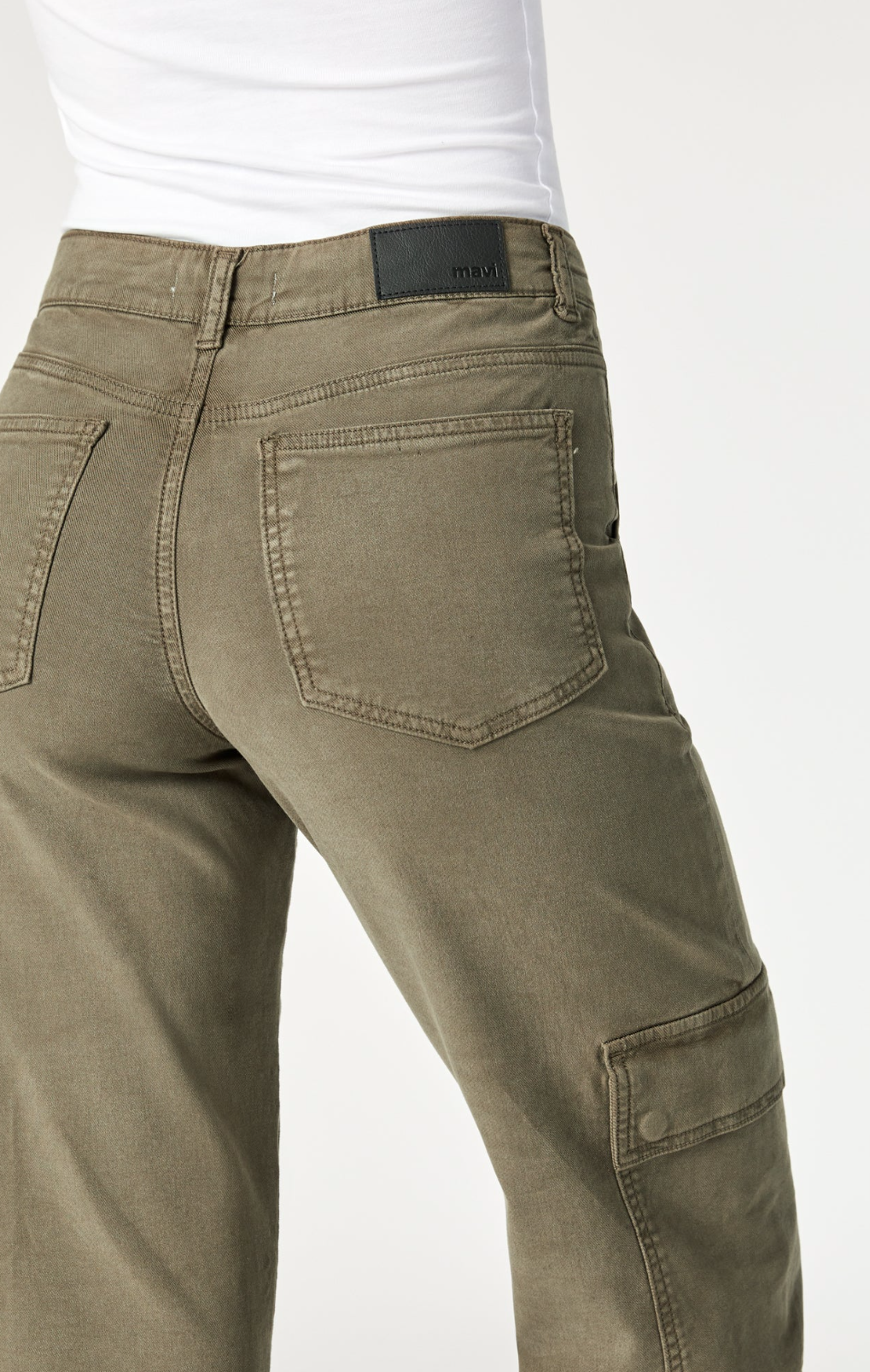 model wearing mavi jeans alva cargo pants in capers luxe twill, back pocket