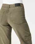model wearing mavi jeans alva cargo pants in capers luxe twill, back pocket