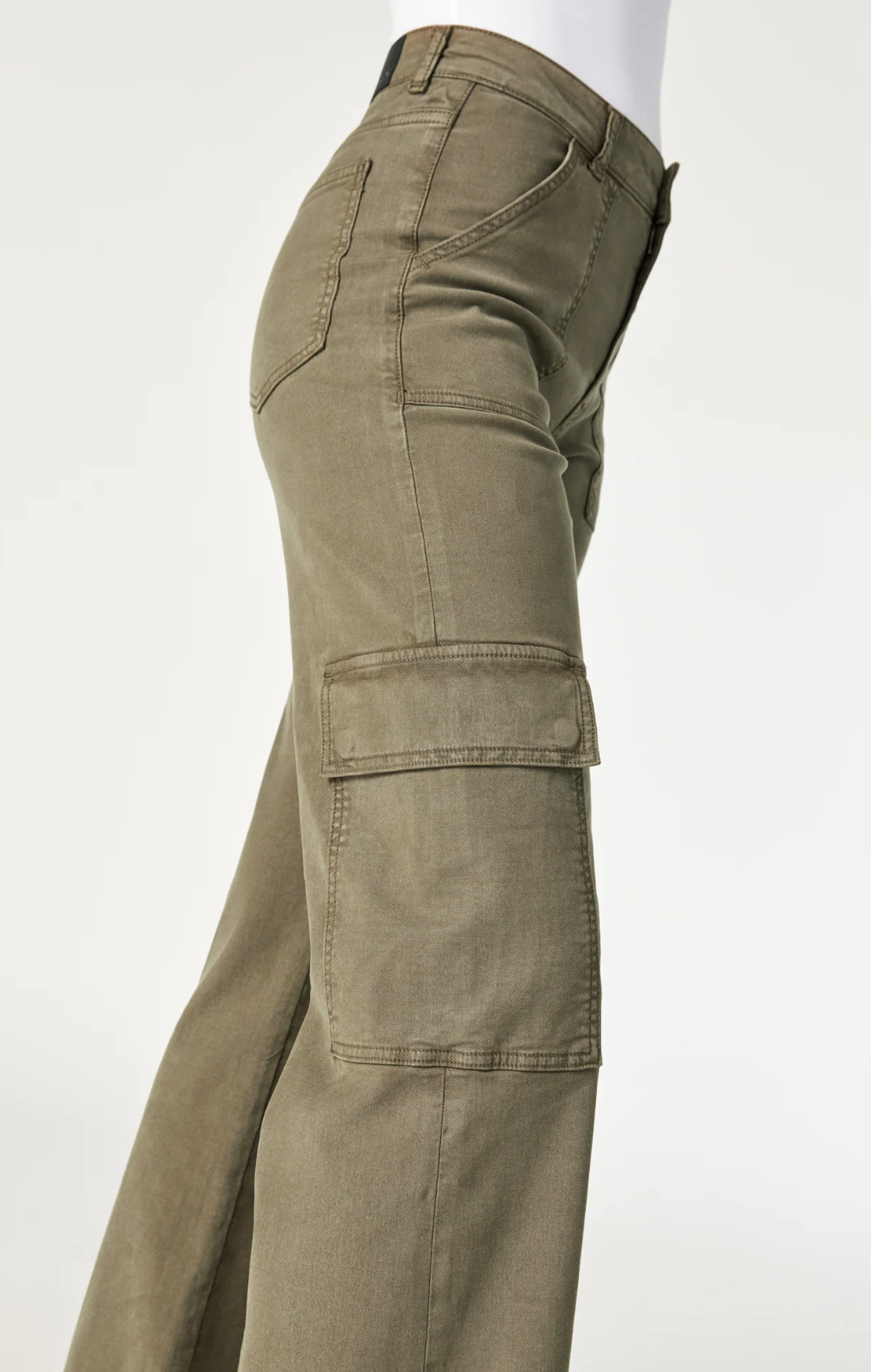 model wearing mavi jeans alva cargo pants in capers luxe twill, pocket close up