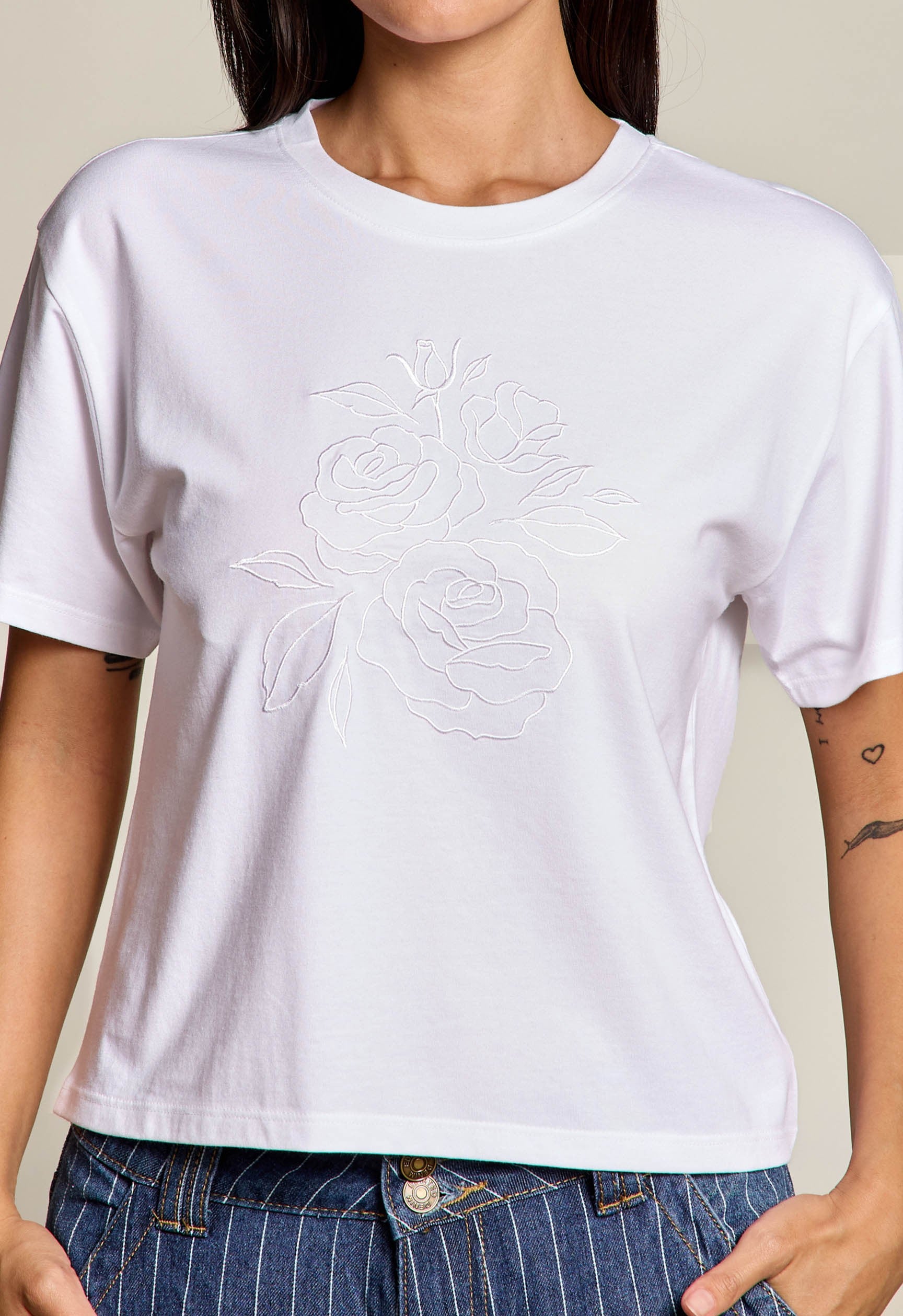 EMBROIDERED ROSES TEE