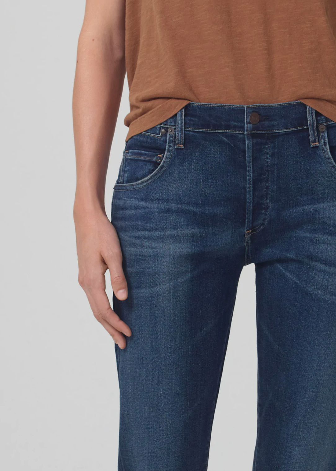 model wearing citizens of humanity emerson slim fit boyfriend jean in blue rose, pocket close up