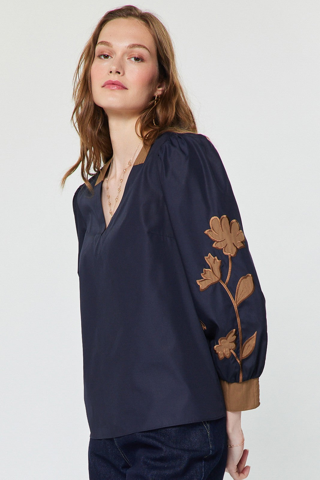 CONTRAST EMBROIDERED V-NECK BLOUSE