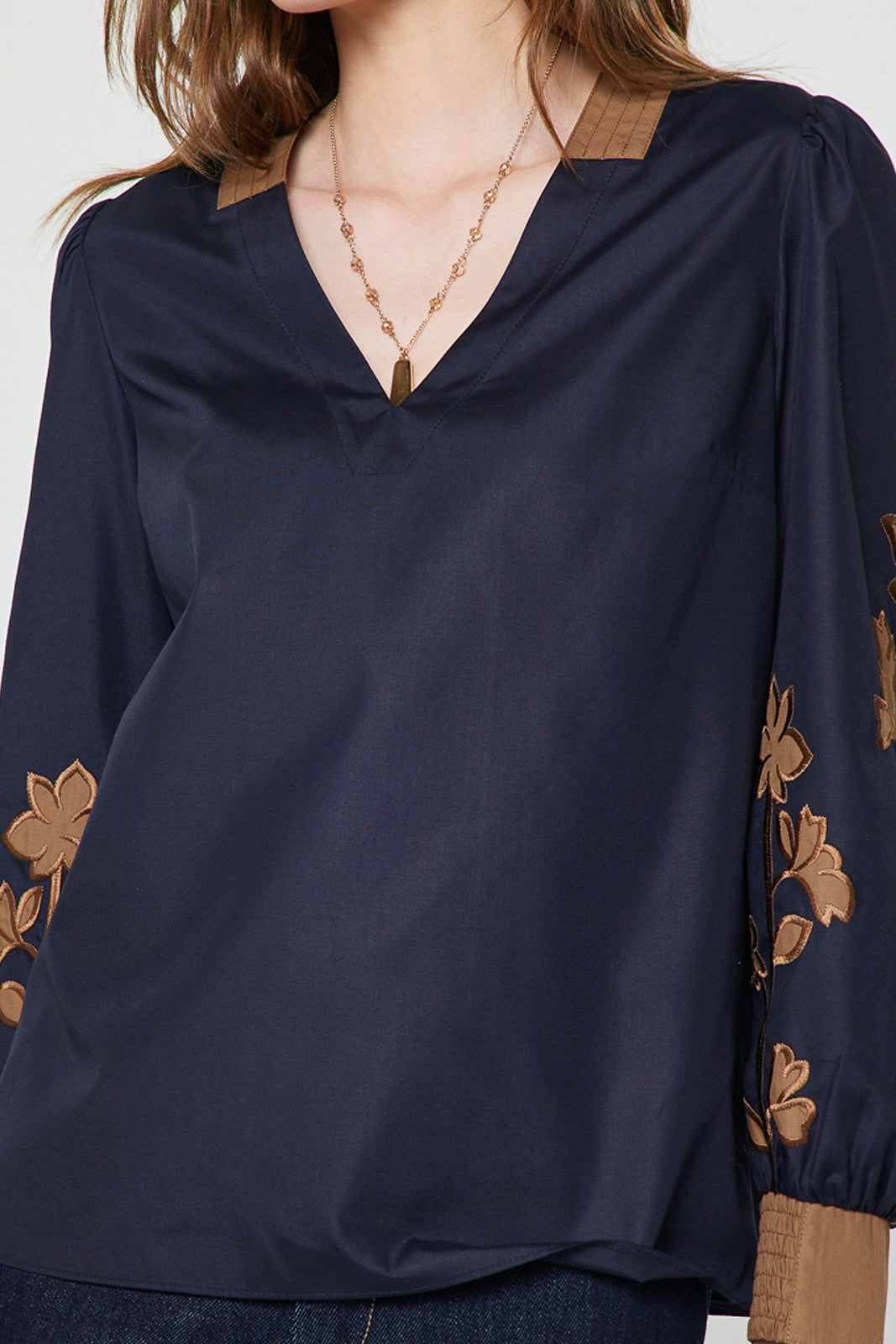CONTRAST EMBROIDERED V-NECK BLOUSE