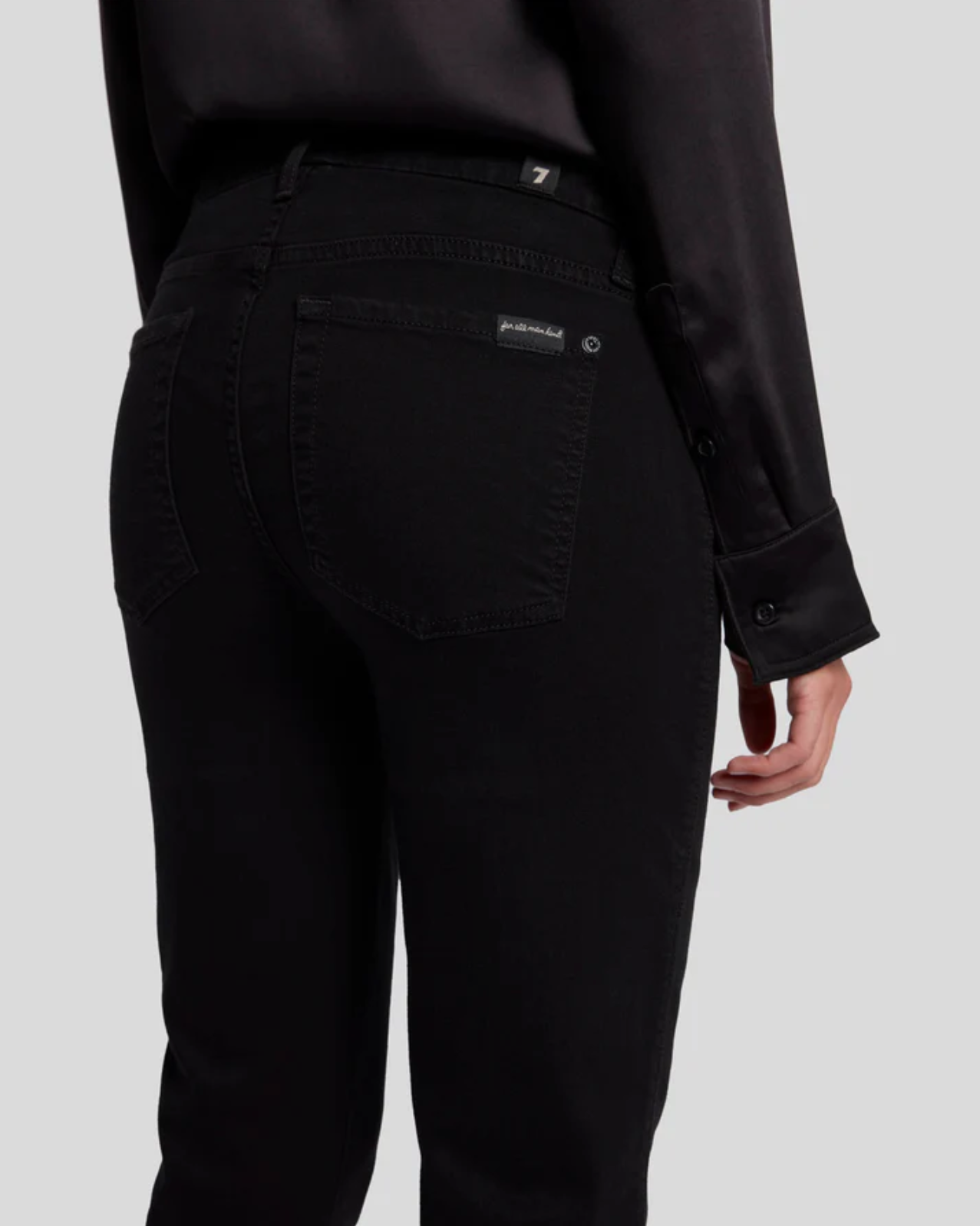 up close rear view of the 7 for all mankind kimmie mid rise straight in rinse black, showing back pocket detail