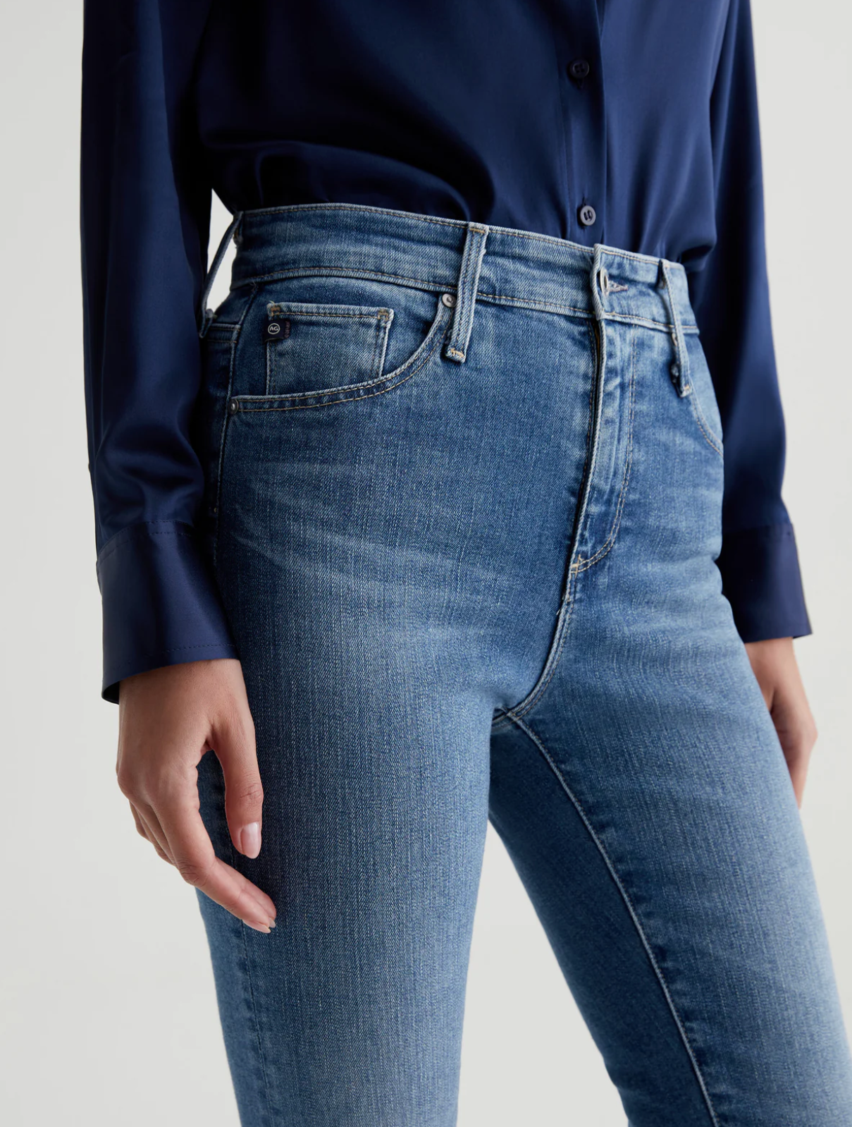 close up of the front of ag jeans farrah boot cut jean in montecito blue, showing front pockets